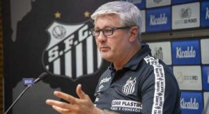 Read more about the article Odair Hellmann aponta erros na derrota do Santos: ‘Trabalhar muito para estabilizar a equipe’