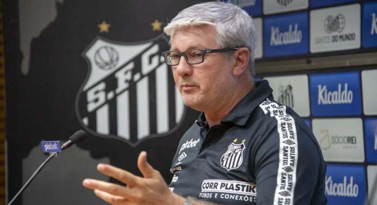 You are currently viewing Odair Hellmann aponta erros na derrota do Santos: ‘Trabalhar muito para estabilizar a equipe’