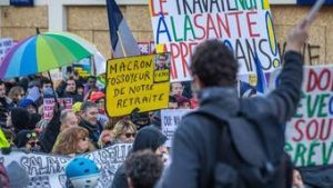 Read more about the article França vive segundo dia de grandes protestos contra reforma da previdência