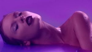 Read more about the article Taylor Swift anuncia clipe para ‘Lavender Haze’, e fãs fazem memes: ‘Lembrou que canta’