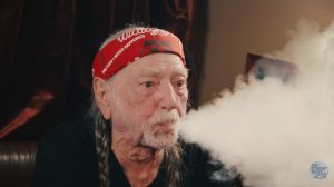 Read more about the article Haja fumaça: Snoop Dogg, Neil Young e Beck tocarão em aniversário de 90 anos de Willie Nelson