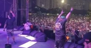 Read more about the article “Olha que lindo nosso escritório”: Charlie Brown Jr. toca na praia de Santos e realiza sonho de Chorão e Champignon