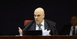 Read more about the article Moraes rejeita pedido e mantém posse de deputados