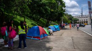 Read more about the article Fãs do RBD denunciam cambistas em fila por ingressos: ‘Ameaçaram atear fogo na nossa barraca’