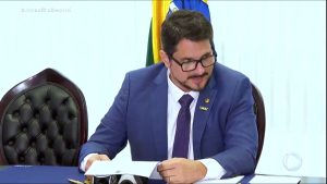 Read more about the article Documento sigiloso mostra que senador Marcos do Val entrou em contradição sobre apreensão do celular