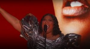 Read more about the article Lizzo conquista o prêmio de “Gravação do Ano” no Grammy 2023 com “About Damn Time”