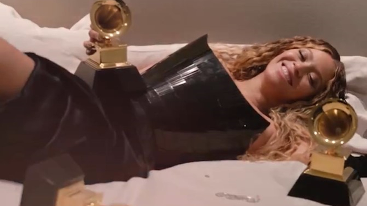 You are currently viewing Grammy 2023 | Beyoncé posa com prêmios em vídeo dos bastidores do evento