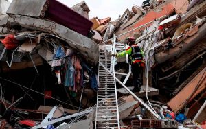 Read more about the article Número de mortos em terremotos na Turquia e na Síria passa de 22 mil 