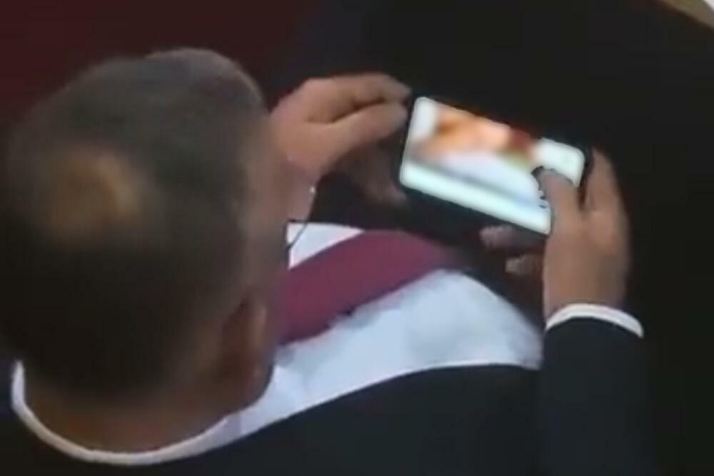 You are currently viewing Deputado renuncia por ter sido flagrado assistindo pornografia no parlamento