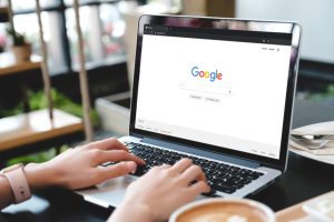 Read more about the article Em resposta ao ChatGPT, Google implementará IA em seu mecanismo de buscas