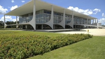 You are currently viewing Deputados pedem ao TCU e à CGU que investiguem governo Lula por comprar móveis sem licitação