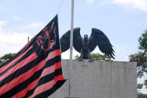 Read more about the article Flamengo: grupo LGBT+ pede indenização milionária por time não usar a camisa 24