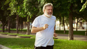 You are currently viewing Praticar 150 minutos de exercícios aeróbicos por semana reduz a gordura no fígado