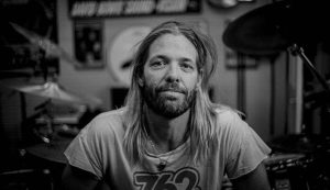 Read more about the article Foo Fighters presta homenagem a Taylor Hawkins