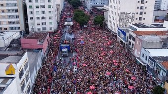 You are currently viewing Beijar no Carnaval também oferece riscos; veja como se proteger das infecções