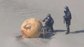 You are currently viewing Autoridades não sabem o que é a misteriosa bola de metal que apareceu em praia do Japão