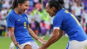 Read more about the article Debinha se firma como sucessora de Marta e assume papel de líder na seleção feminina<br>