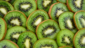 Read more about the article Kiwi: uma fruta simples e cheia de benefícios para a saúde