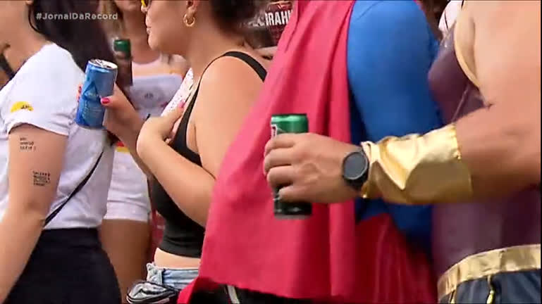 You are currently viewing Especialistas alertam para o consumo excessivo de álcool em blocos de Carnaval