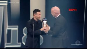 Read more about the article Lionel Messi leva o troféu de melhor do mundo da Fifa pela sétima vez