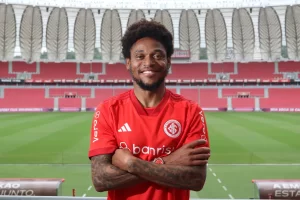 Read more about the article Luiz Adriano quebra o silêncio e fala sobre atuar no meio: “vim para jogar na minha posição”