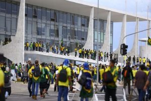 Read more about the article MP apura falta de assistência jurídica a presos por manifestações no DF