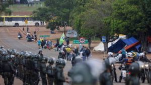 Read more about the article Governo do DF diz que Exército dificultou fiscalização de ambulantes acampados em Brasília