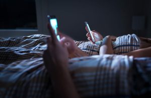 Read more about the article Levar o celular pra cama pode ser um problema: ‘higiene do sono’ é recomendada por especialistas