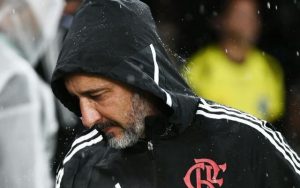 Read more about the article Vítor Pereira mostra incômodo com falta de reforços e tem dúvida se será atendido pela diretoria do Flamengo