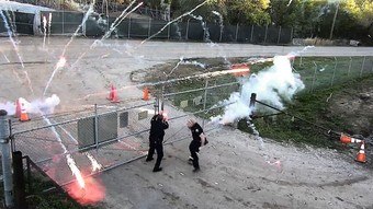 You are currently viewing Manifestantes atacam centro de polícia nos EUA com fogos de artificio e coquetéis molotov