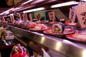 Read more about the article Restaurantes de esteira rolante no Japão param devido ao ‘terrorismo do sushi’