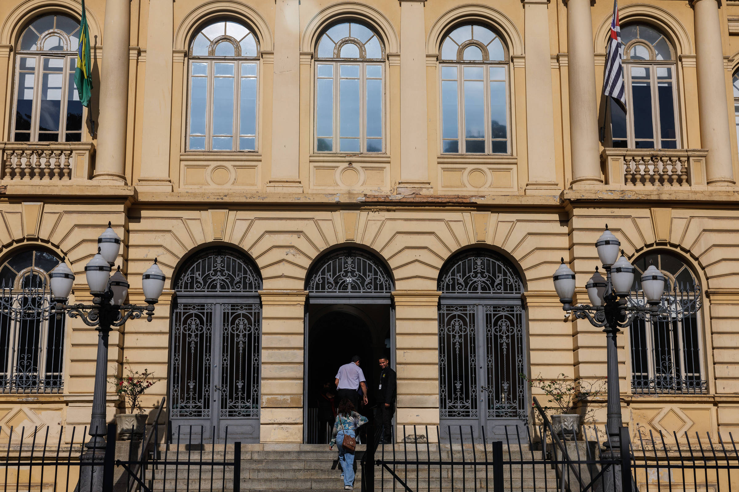 You are currently viewing Professores da rede estadual de SP aprovam greve em abril por contratações e aumento do piso